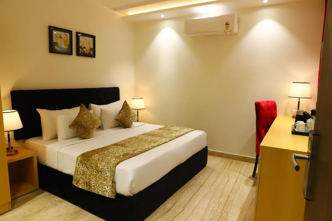 Hotel Malbork Inn Rajouri Garden Delhi - Couple Friendly Local Ids Accepted Ню Делхи Екстериор снимка