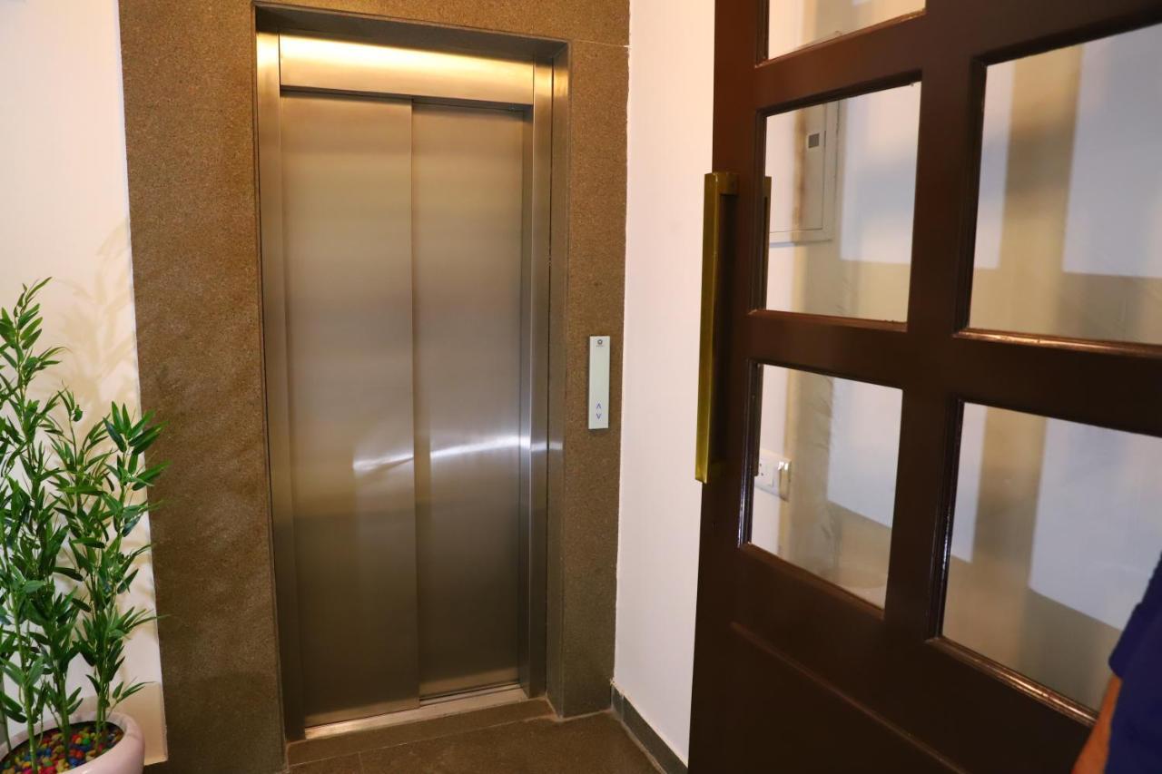 Hotel Malbork Inn Rajouri Garden Delhi - Couple Friendly Local Ids Accepted Ню Делхи Екстериор снимка